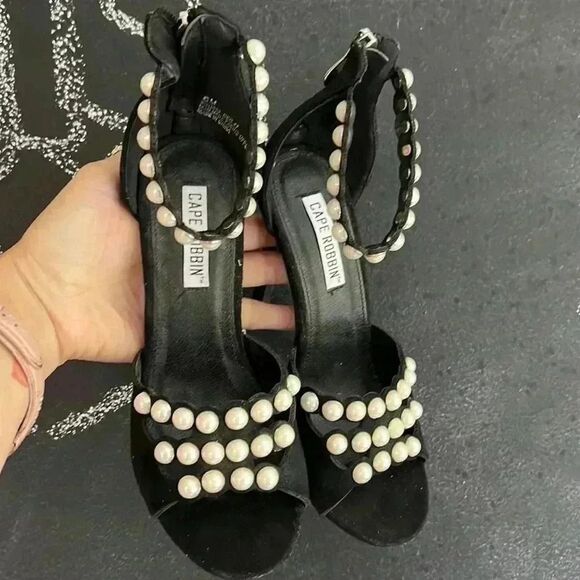Black and Pearl Cape Robbin suede heels - Picture 3 of 9
